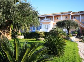 Blick auf das Haupthaus - Hotel Nefeli, Daphnila - Kommeno Halbinsel, Korfu, Griechenland